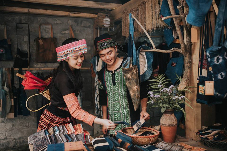 Nghề dệt lanh & nhuộm tràm truyền thống bản cát cát: những con người dệt hồn xứ sở
